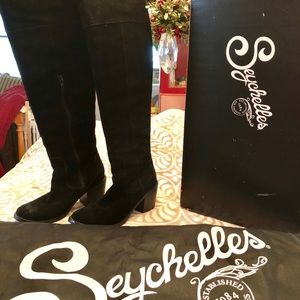 Knee-high Seychelles “Disguise” Black Suede Boots!
